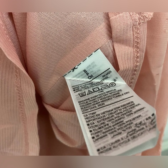 •NWT•Old Navy Metallic Dot Flowy Cold Shoulder Top - Picture 12 of 13